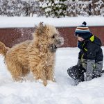 ... spielt mit Kindern im Schnee